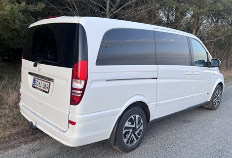 Bagende af minibussen